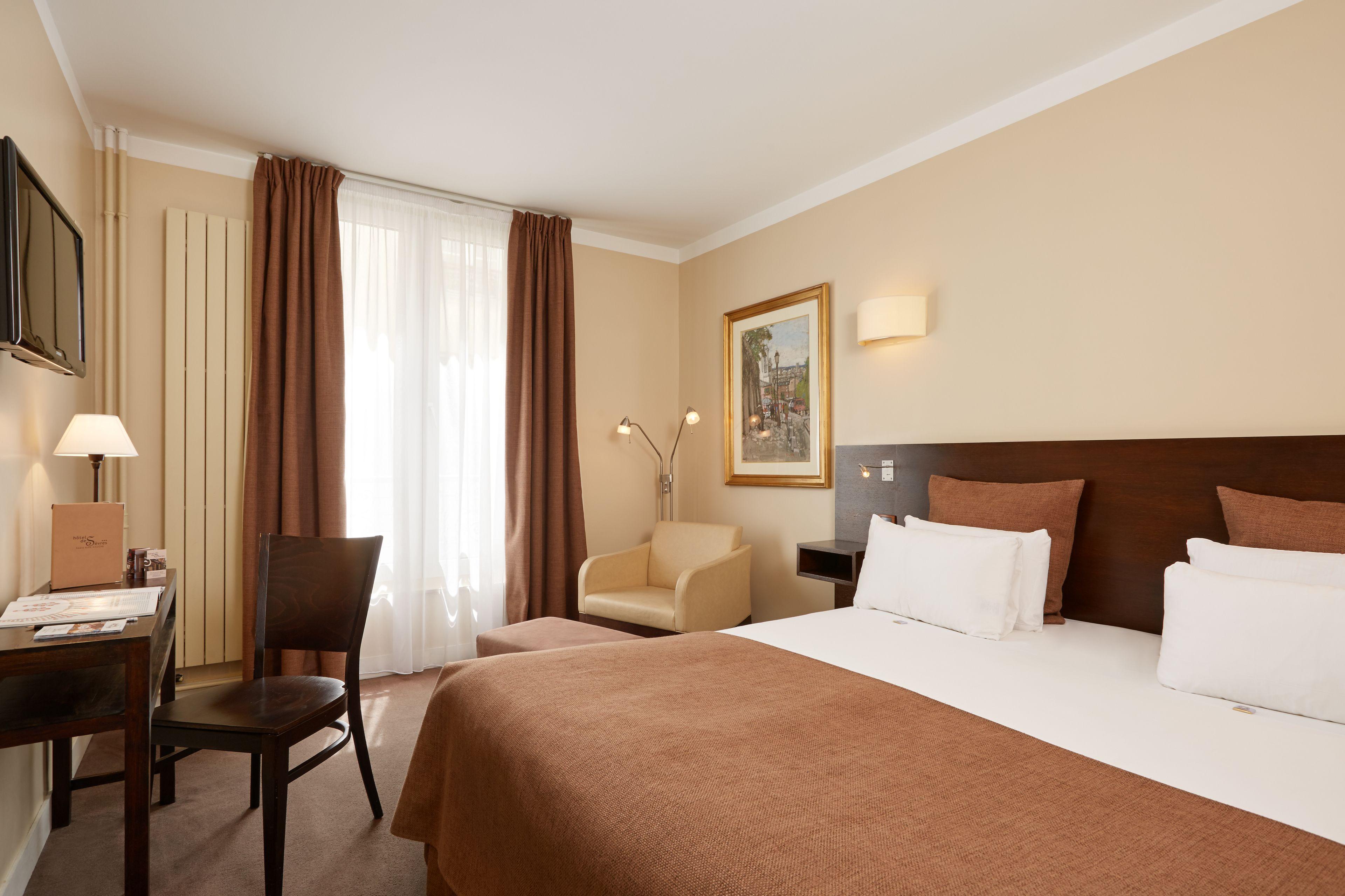 Hotel De Sevres 3*